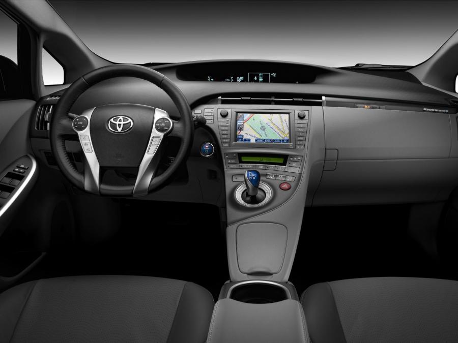 Торпедо Toyota Prius Plug-In Hybrid 2011 года  (фото 7 из 8)